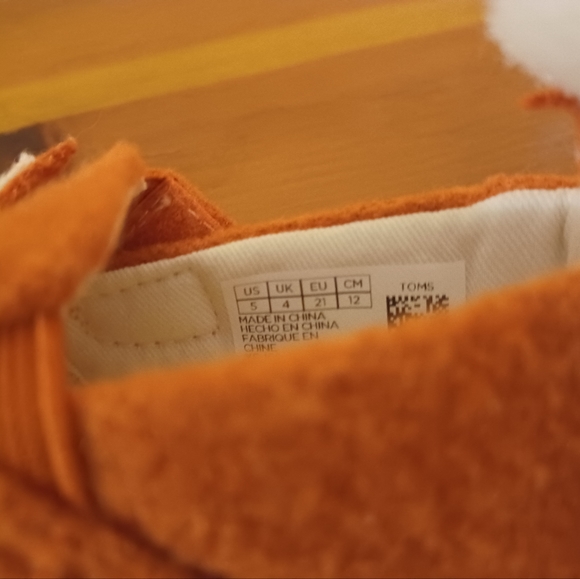 Tom's Shoes - Picture 3 of 4